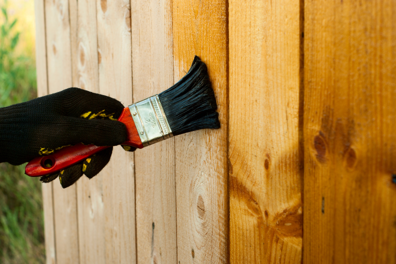 Hogyan készítsük elő a kültéri fafelületeket a festésre?